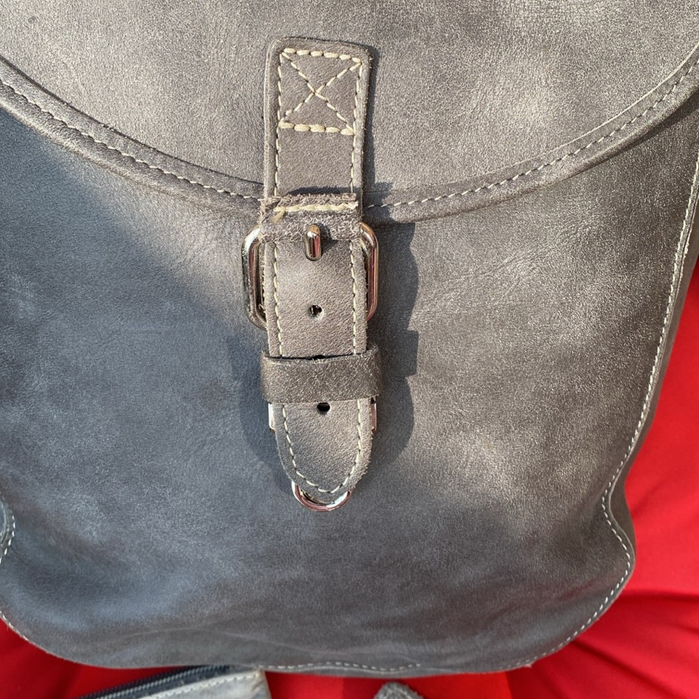 Leather ROOTS backpack w/pouch - Picture 4 of 12